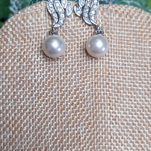 Beautiful earrings and a smile will help you sparkle and shine like nothing else - Picture 2 of 4